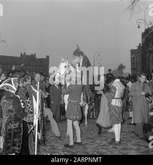 Eintrag Sinterklaas in Amsterdam Datum: 21. November 1953 Ort: Amsterdam, Noord-Holland Schlüsselwörter: Eintrag, SINTERKLAAS, sint nicolaas Stockfoto