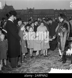 Eintrag Sinterklaas in Amsterdam Datum: 21. November 1953 Ort: Amsterdam, Noord-Holland Schlüsselwörter: Eintrag, SINTERKLAAS, sint nicolaas Stockfoto