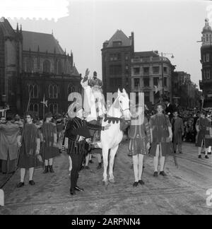 Eintrag Sinterklaas in Amsterdam Datum: 21. November 1953 Ort: Amsterdam, Noord-Holland Schlüsselwörter: Eintrag, SINTERKLAAS, sint nicolaas Stockfoto