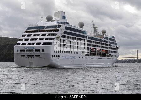 Italienisches Kreuzfahrtschiff Costa Favolosa, Abfahrt vom Hafen von Bergen, Norwegen. Die sich der Askoey Hängebrücke nähert. Stockfoto