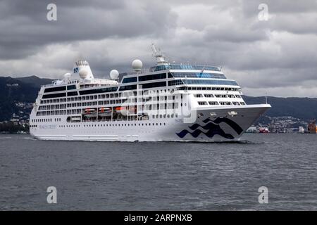 Italienisches Kreuzfahrtschiff Costa Favolosa, Abfahrt vom Hafen von Bergen, Norwegen. Stockfoto