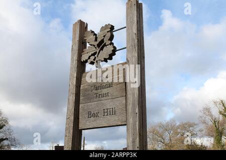 Ein Holzschild für Box Hill, eine National Trust Site in Mole Valley, Surrey Stockfoto