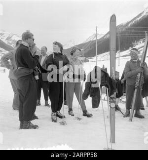 Besuchen Sie Königin Juliana, Prinz Bernhard und Prinzessin Beatrix im tirolischen Sankt Anton /Klosters Datum: 8. April 1955 Ort: Österreich, Sankt Anton am Arlberg Schlüsselwörter: Königsfamilie, Wintersport persönlicher Name: Juliana (Königin Niederlande) Stockfoto