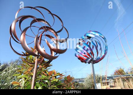 Garten-Wind-Verzierungen wehten im Chessington Garden Center im Januar Stockfoto