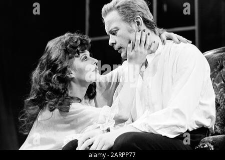 Mariannes Faithfull (Countess Sophia Delyanoff) und Michael Byrne (Alfred Redl) in A PATRIOT FOR ME von John Osborne unter der Regie von Stephen Hollis am Palace Theatre, Watford, England 1973 wurde die englische Sängerin, Songwriterin und Schauspielerin, geboren am 29. Dezember 1946 in Hampstead, London. Stockfoto