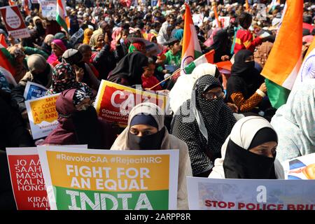 Delhi, Indien. Januar 2020. Frauen halten während des Protests in Delhi Plakate gegen die Regierung ab.In Janter Manter, New Delhi Haben Sich Zahlreiche Demonstranten versammelt, darunter Kinder, Frauen und Sozialaktivisten, um ihren Zorn gegen Citizenship Amendment Act 2019 (CAA), National Population Register (NPR) und National Register of Citizens (NRC) zu zeigen. Credit: Sopa Images Limited/Alamy Live News Stockfoto