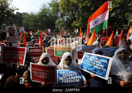 Delhi, Indien. Januar 2020. Frauen halten während des Protests in Delhi Plakate gegen die Regierung ab.In Janter Manter, New Delhi Haben Sich Zahlreiche Demonstranten versammelt, darunter Kinder, Frauen und Sozialaktivisten, um ihren Zorn gegen Citizenship Amendment Act 2019 (CAA), National Population Register (NPR) und National Register of Citizens (NRC) zu zeigen. Credit: Sopa Images Limited/Alamy Live News Stockfoto