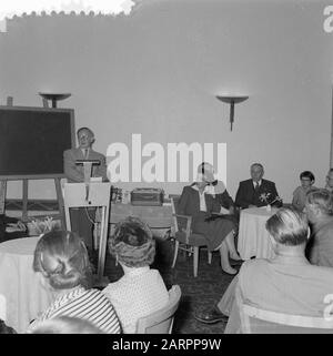 Meeting Pewter Figures, Carlton Date: 4. Juni 1955 Schlagwörter: Pewter Figures, Meetings Personenname: Carlton Stockfoto