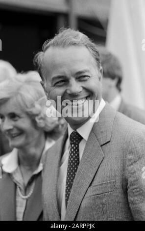 Ernst Albrecht, deutscher Politiker und Ministerpräsident von Niedersachsen, in Hamburg, Deutschland um 1984. Der deutsche Politiker und Ministerpräsident des Landes Niedersachsen, Ernst Albrecht, um 1984 in Hamburg. Stockfoto