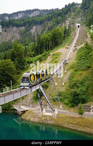 Die Standseilbahn Stuos mit Selbstnivellierung die steilste Standseilbahn der Welt in Morschach, Schwyz, Schweiz, Europa - Standseilbahn Stoosbahn Stockfoto