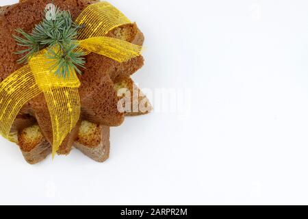 Konzept der italienischen Küche. Traditionelle italienische Weihnachtskuchen Pandoro isoliert auf weißem Hintergrund. Stockfoto