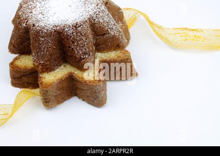 Konzept der italienischen Küche. Traditionelle italienische Weihnachtskuchen Pandoro isoliert auf weißem Hintergrund. Stockfoto