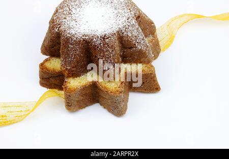 Konzept der italienischen Küche. Traditionelle italienische Weihnachtskuchen Pandoro isoliert auf weißem Hintergrund. Stockfoto