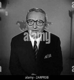 Werner Veigel, deutscher Nachrichtensprecher und Radiomoderator, im Tagesschau Studio in Hamburg, Deutschland 1960er Jahre. Deutscher Zeitungsredner und Hörfunksprecher Werner Veigel in Hamburg, Deutschland 1960er Jahre. Stockfoto