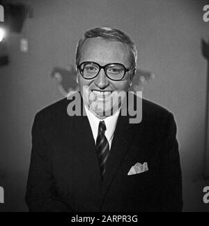 Werner Veigel, deutscher Nachrichtensprecher und Radiomoderator, im Tagesschau Studio in Hamburg, Deutschland 1960er Jahre. Deutscher Zeitungsredner und Hörfunksprecher Werner Veigel in Hamburg, Deutschland 1960er Jahre. Stockfoto