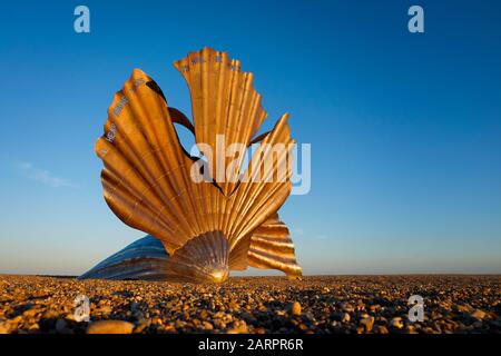 Die Scallop-Skulptur am Aldeburgh Beach, geschaffen von Maggie Hambling. Aldeburgh, Suffolk. VEREINIGTES KÖNIGREICH Stockfoto