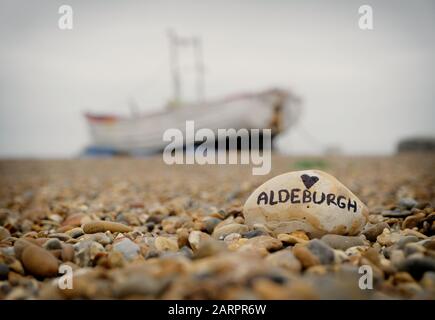 "Love Aldeburgh" auf Stein am Aldeburgh Beach in Suffolk geschrieben. Stockfoto