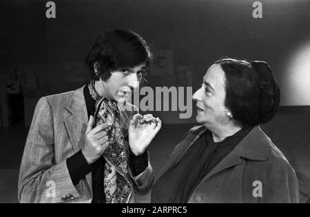 Der deutsche Schauspiel- und Fernsehmoderator Ilja Richter mit einer Mutter Eva, Deutschland sparte 1960er Jahre. Der deutsche Schauspieler und Fernsehmoderator Ilja Richter mit seiner Mutter Eva, Deutschland Ende der 1960er Jahre. Stockfoto