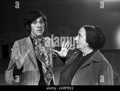 Der deutsche Schauspiel- und Fernsehmoderator Ilja Richter mit einer Mutter Eva, Deutschland sparte 1960er Jahre. Der deutsche Schauspieler und Fernsehmoderator Ilja Richter mit seiner Mutter Eva, Deutschland Ende der 1960er Jahre. Stockfoto