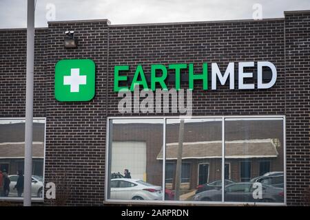 Addison, ILLINOIS - 2. JANUAR 2020: Kundenlinien erstrecken sich außerhalb der EarthMed Medical Marihuana Dispensary, nachdem Illinois die Freizeitgestaltung legalisiert hat Stockfoto