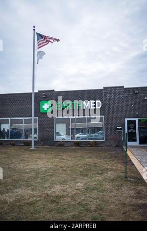 Kundenlinien erstrecken sich außerhalb der EarthMed Medical Marihuana Dispensary, nachdem Illinois Freizeitmarihuana legalisiert hatte Stockfoto