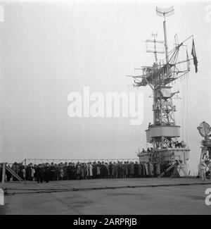 MPS bei Hr. Frau Dan. Karel Doorman Datum: 7. Oktober 1947 Schlüsselwörter: Marine, Politiker, Schiffe Stockfoto