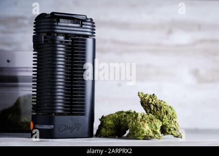 Verdampfer für gemahlene Marihuana-Blume - eine gesündere Alternative zum Rauchen von Gelenken Stockfoto