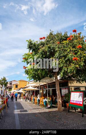 Das Hauptrestaurant und der Café-Bereich in Funchal auf der Insel Madeira sind mit Restaurants gefüllt, die Speisen verschiedener Nationalitäten servieren Stockfoto