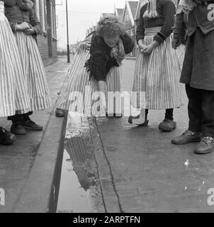 Serie Volendam Datum: 8. Februar 1957 Ort: Noord-Holland, Volendam Schlüsselwörter: Serie Stockfoto