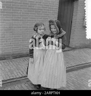 Serie Volendam Datum: 11. Februar 1957 Ort: Noord-Holland, Volendam Stockfoto