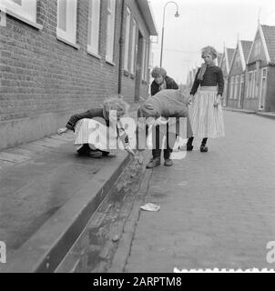 Serie Volendam Datum: 11. Februar 1957 Ort: Noord-Holland, Volendam Stockfoto