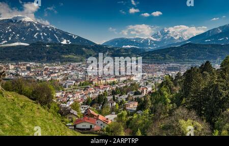 Blick auf das Zentrum von Innsbruck im unteren Inntal, vom Gasthof Olberg an der Hohenstraße, großes Loffler-Massiv in Zillertaler Alpen mit Schnee bedeckt in lat Stockfoto