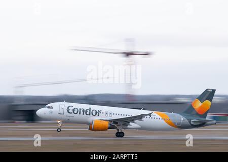 29. Januar 2020, Baden-Württemberg, Stuttgart: Ein Airbus A320 der Fluggesellschaft Condor fährt vom Flughafen Stuttgart ab. Foto: Sebastian Gollnow / dpa Stockfoto