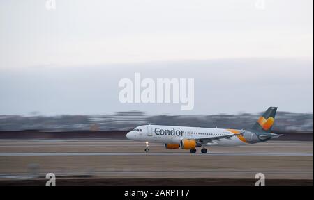 29. Januar 2020, Baden-Württemberg, Stuttgart: Ein Airbus A320 der Fluggesellschaft Condor fährt vom Flughafen Stuttgart ab. Foto: Sebastian Gollnow / dpa Stockfoto