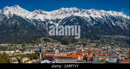 Der Nordkette massiv, mit Schnee im späten April fallen, über Innsbruck im Unterinntal, vom Brenner Straße, Innsbruck, Tirol, Österreich Stockfoto