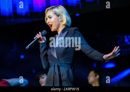 Die berühmte russische Sängerin Polina Gagarina singt vor den Teilnehmern des Wirtschaftsforums Stockfoto