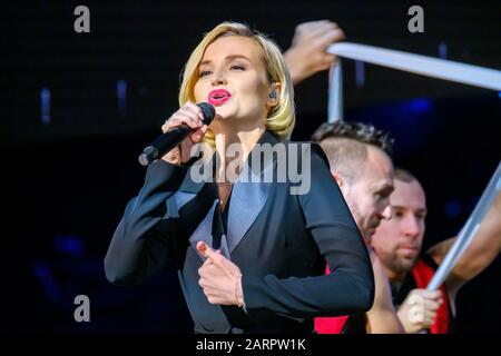 Die berühmte russische Sängerin Polina Gagarina singt vor den Teilnehmern des Wirtschaftsforums Stockfoto