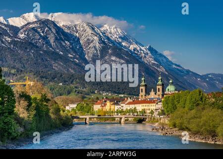 Blick auf das Zentrum von Innsbruck von der Brücke über den Inn, das Nordkettenmassiv, Teil der Karwendelgruppe, in der Ferne, in Innsbruck, in Tyrol, Österreich Stockfoto