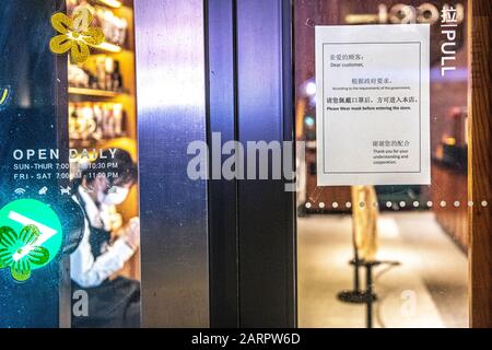 Shanghai, China, 28. Januar 2020, Hinweis darauf, dass Kunden während des Ausbruchs von Coronavirus, Edwin Remsberg, über Maskenanforderungen informiert werden Stockfoto