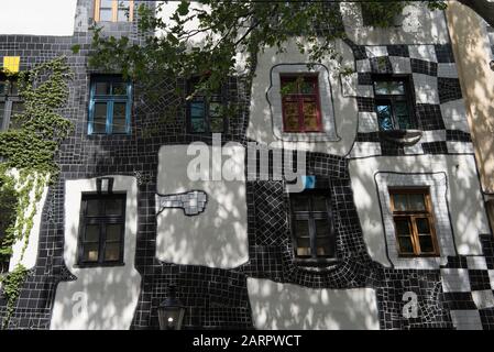 Wien, Österreich - 10. Juni 2019; Nahaufnahme des äußeren des KUNST HAUSES WIEN ein Museum mit Ausstellung über Hundertwasser, eine pappelförmige Touristenschar Stockfoto