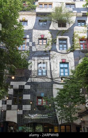 Wien, Österreich - 10. Juni 2019; Außenansicht des KUNST HAUSES WIEN ein Museum mit Ausstellung über Hundertwasser, ein populares Touristenziel. Stockfoto