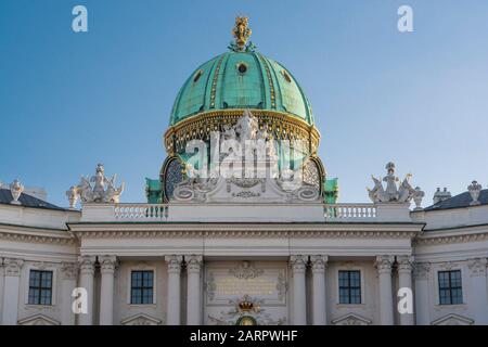 Wien, Österreich - 4. Juni 2019; Michaelertorkuppel, das Tor auf dem Michaelerplatz ein Platz vor der Hofburg, dem Zentrum Wiens