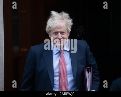 London, Großbritannien. Januar 2020. Der britische Premierminister Boris Johnson verlässt die 10 Downing Street, um wegen Der Fragen des Premierministers ins Parlament zu gehen. Es verbleiben nur noch zwei Tage, bis das Vereinigte Königreich die Europäische Union verlassen wird. Kredit: Tommy London/Alamy Live News Stockfoto