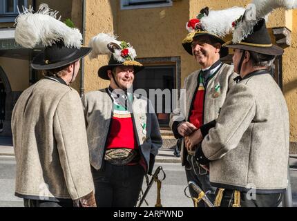 Männer in traditioneller Tiroler Kleidung vor der Jesuitenkirche (Jesuitenkirche) aka Universitätskirche, Innsbruck, Tirol, Österreich Stockfoto