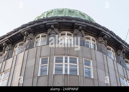 Wien, Österreich - 10. Juni 2019; Fassade des Zacherlhauses ein von Josef Plecnik von der Otto Wagner Schule gefertigtes Gebäude in der Wiener Innenstadt Stockfoto