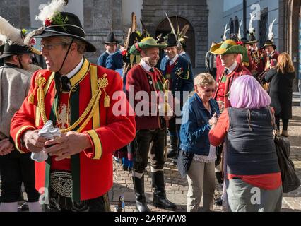 Männer in traditioneller Tiroler Kleidung vor der Jesuitenkirche (Jesuitenkirche) aka Universitätskirche, Innsbruck, Tirol, Österreich Stockfoto