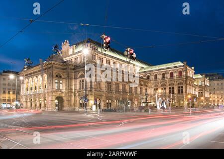 Zentrum von Wien mit der Wiener Staatoper im Dunkeln mit hellen wegen Stockfoto