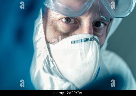 Porträt des müden besorgten Epidemiologen im Coronavirus-Konzept, selektiver Fokus Stockfoto