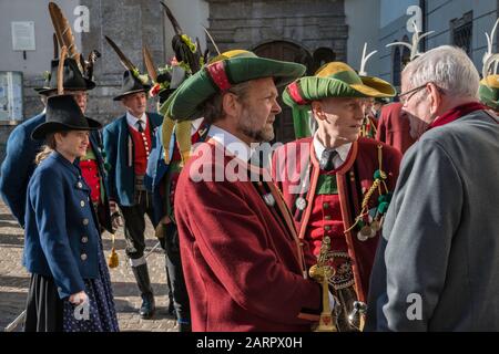 Menschen in traditioneller Tiroler Kleidung, vor der Jesuitenkirche (Jesuitenkirche) aka Universitätskirche, Innsbruck, Tirol, Österreich Stockfoto