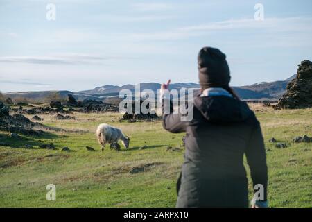 Amerikanische Touristen machen in der schönen isländischen Natur eine Auswackle Stockfoto